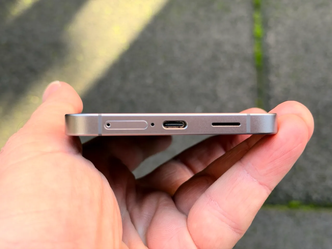 Galaxy S26 FE’nin USB-C bağlantısı ve alt hoparlörü