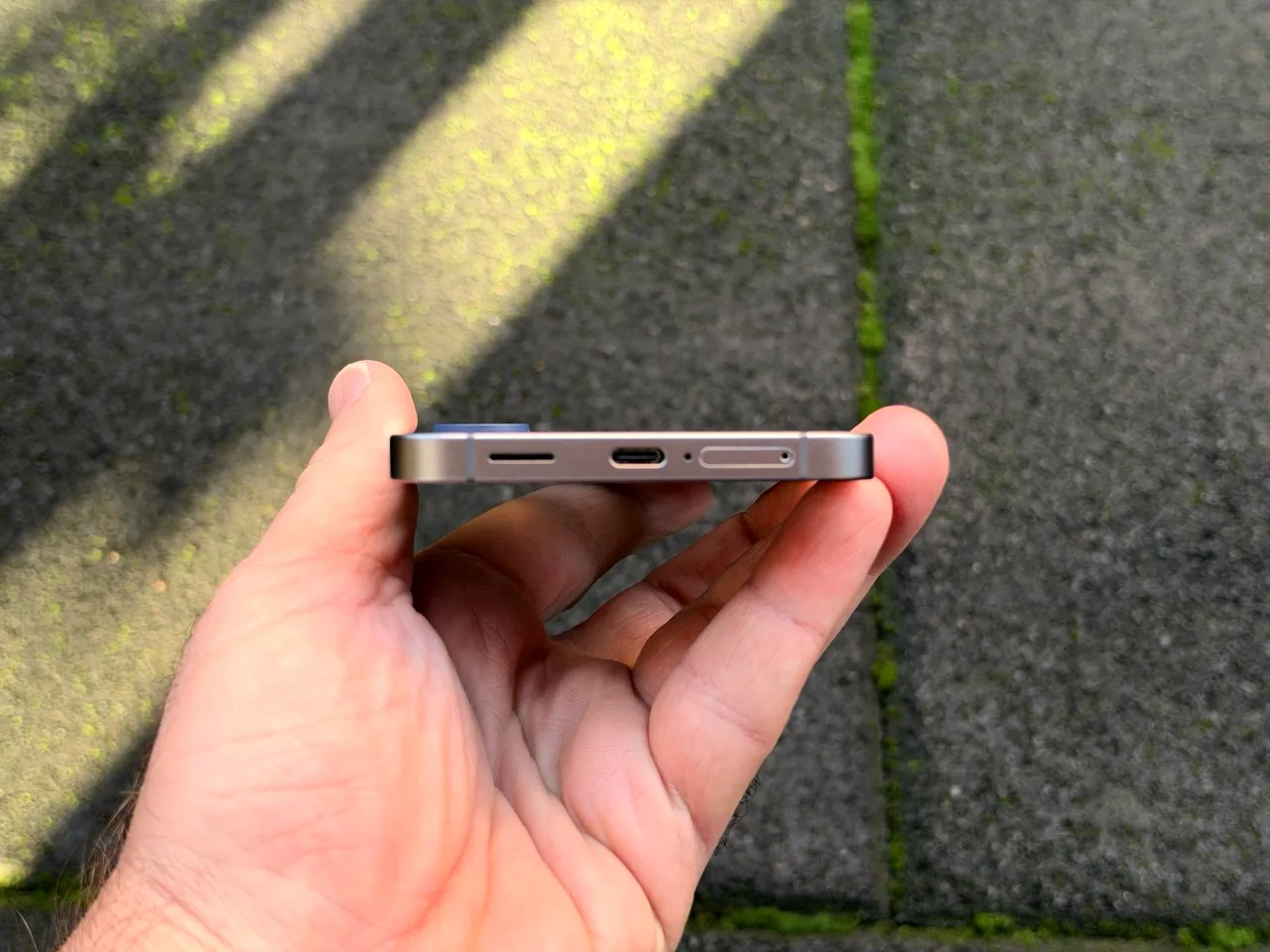 Galaxy S26 FE’nin alt kenarının görünümü