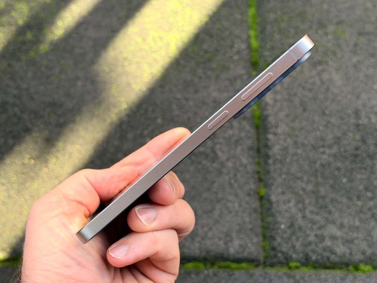 Galaxy S26 FE’nin yan çerçevesi ve tuşları