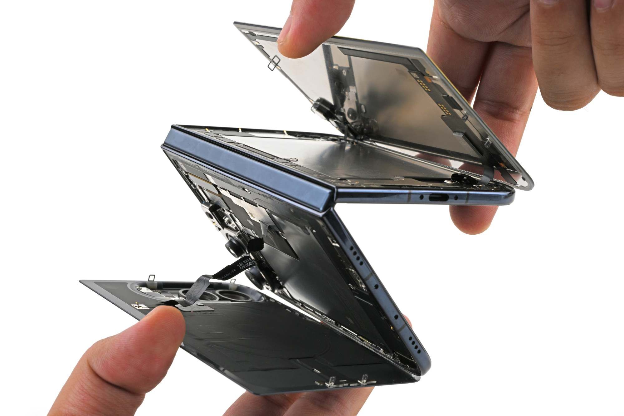 iFixit, iPhone Duo’ya geçici 5 puan verdi, menteşede toz izleri buldu