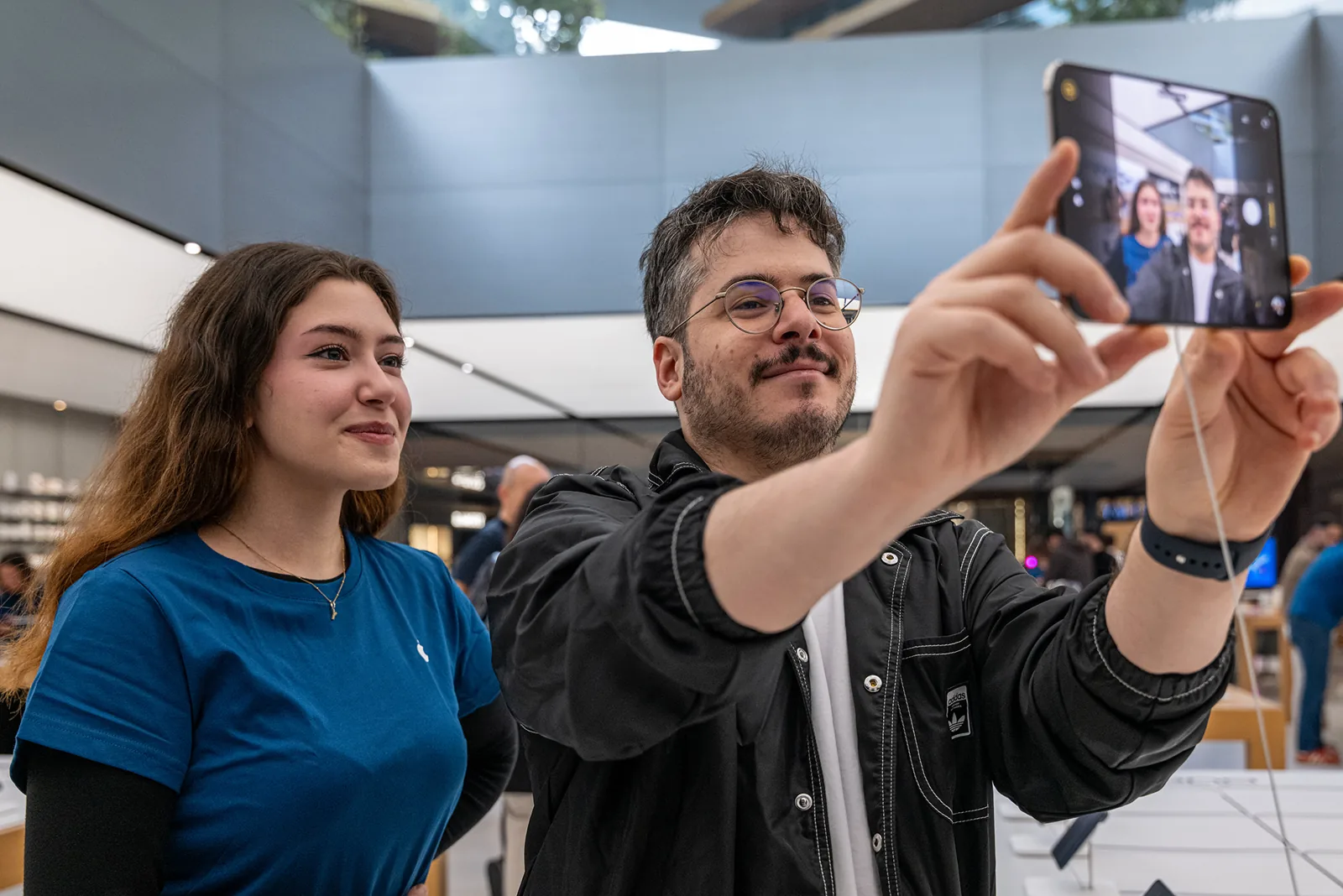 Arman Güvenç, Apple Zorlu’da iPhone Duo ile selfie çekerken
