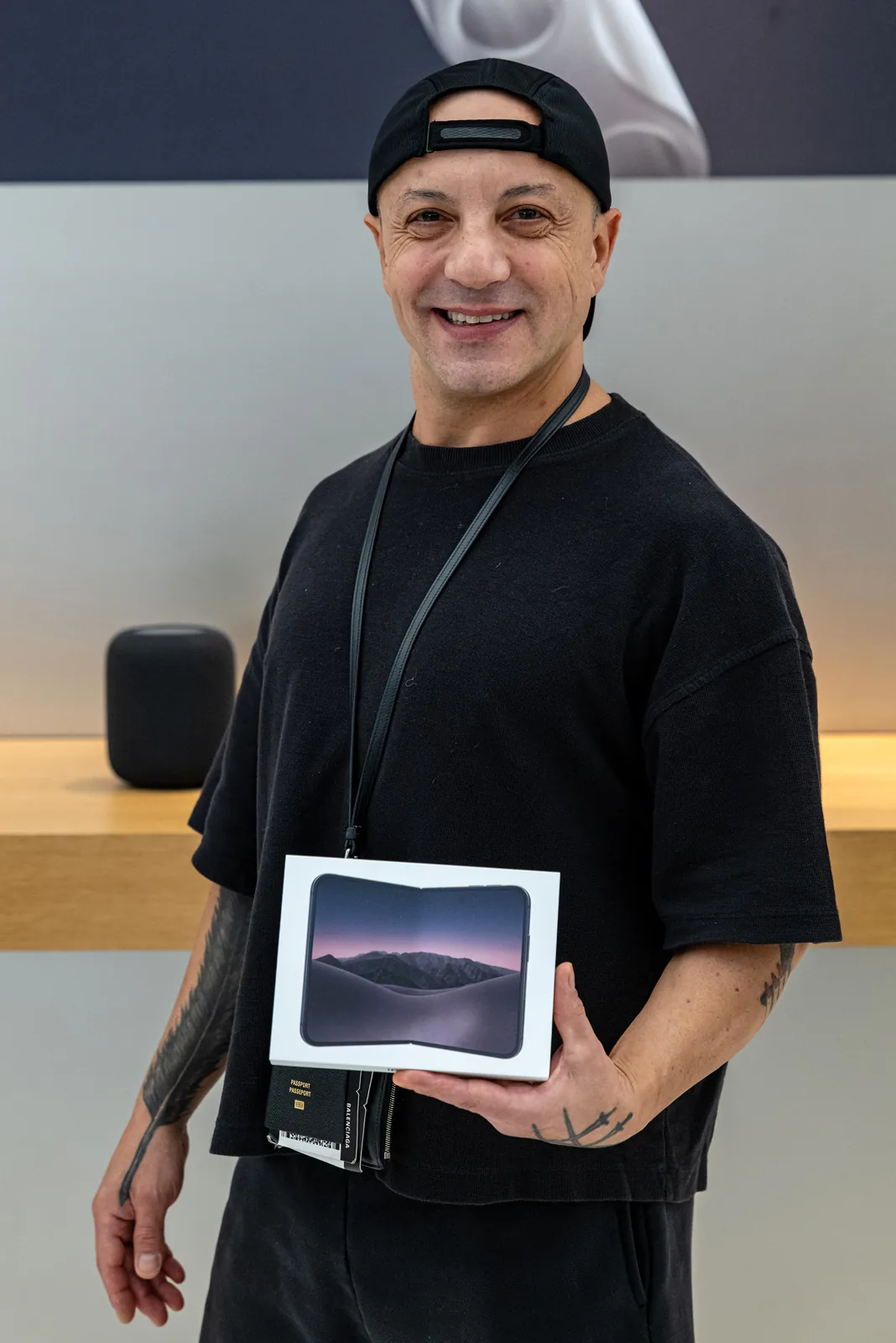 Ahmet Baytar, Apple Zorlu’da iPhone Duo kutusunu elinde tutarken