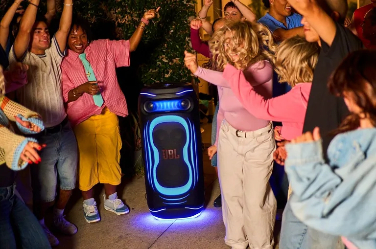 JBL PartyBox Ultimate 2 küçük bir buzdolabı kadar ağır