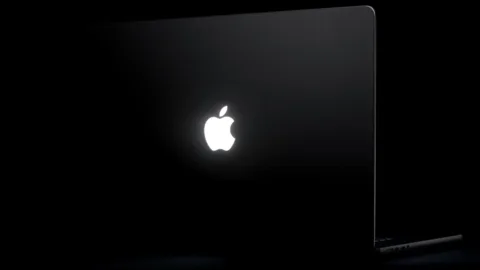 MacBook Pro’nun ışıklı Apple logosu geri döndü, parlaklığı ekranla değişiyor