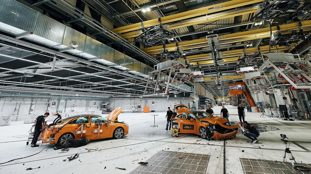 Mercedes iki CLA’yı yan çarpışma testine soktu, kurtarma sistemini de açıkladı