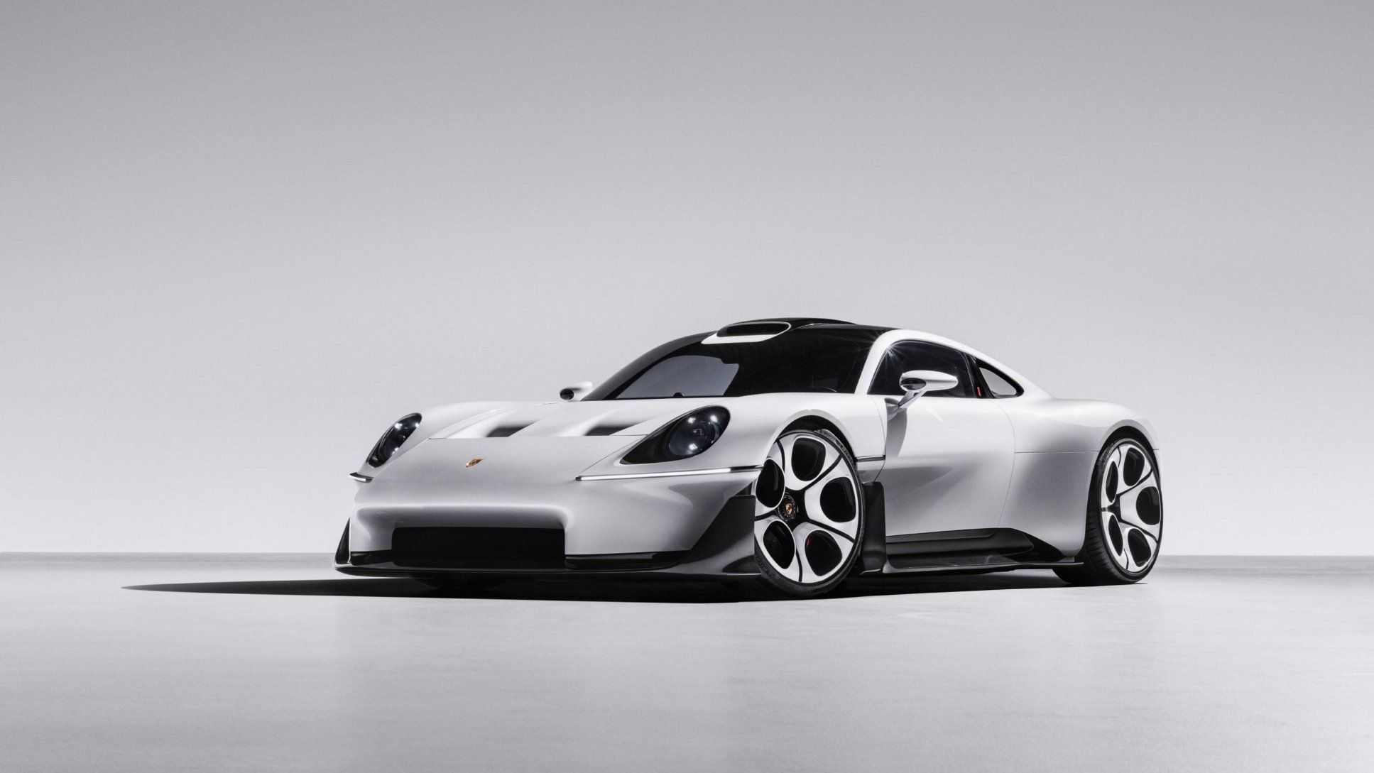 Porsche Mission S, orta ekran yerine telefona yer açıyor