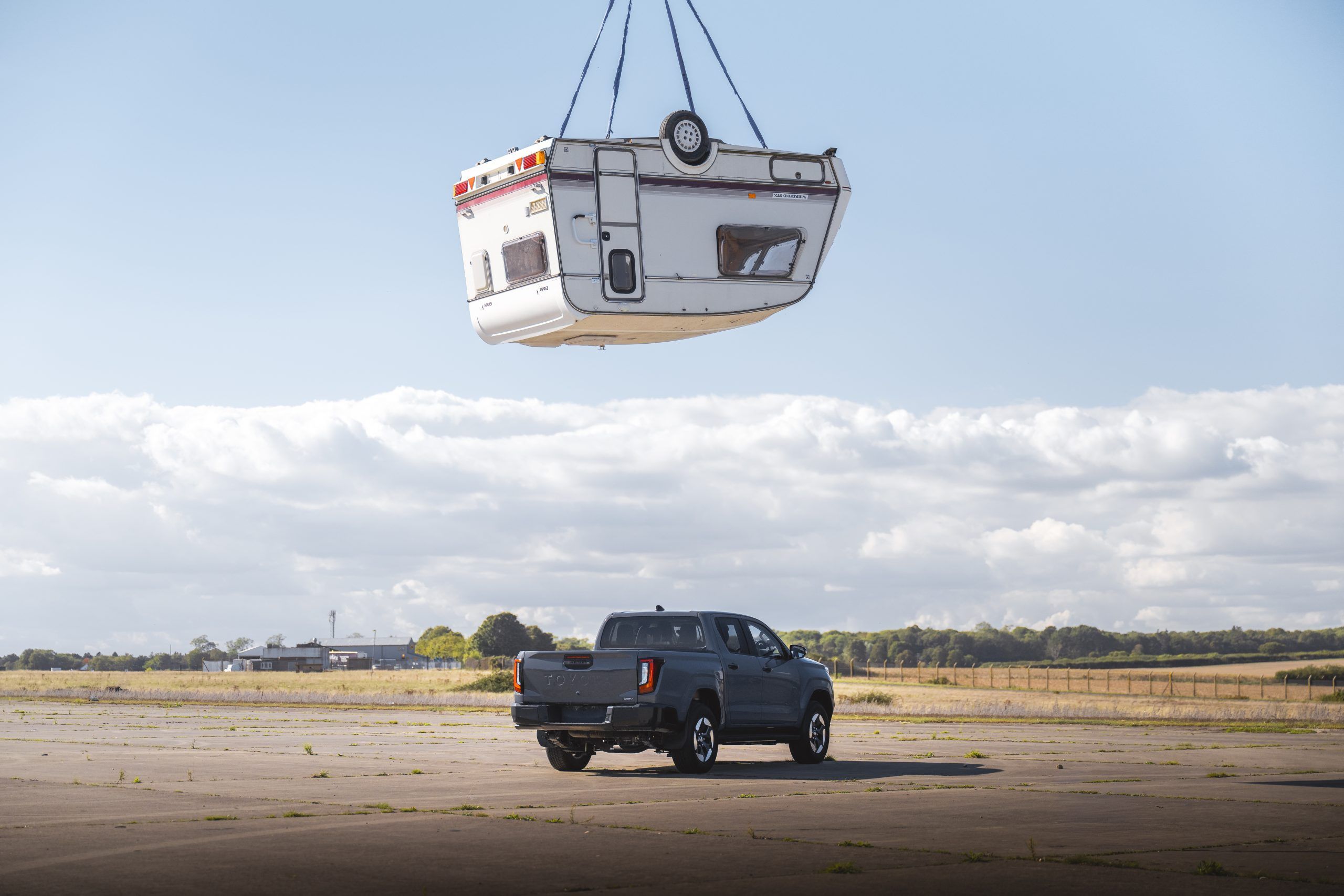 Toyota, elektrikli Hilux’un üzerine 760 kiloluk karavan bıraktı