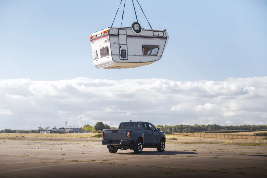 Toyota, elektrikli Hilux’un üzerine 760 kiloluk karavan bıraktı