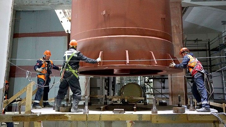 BREST-OD-300 reaktörünün türbin salonuna iki adet 95 tonluk ekipman yerleştirildi