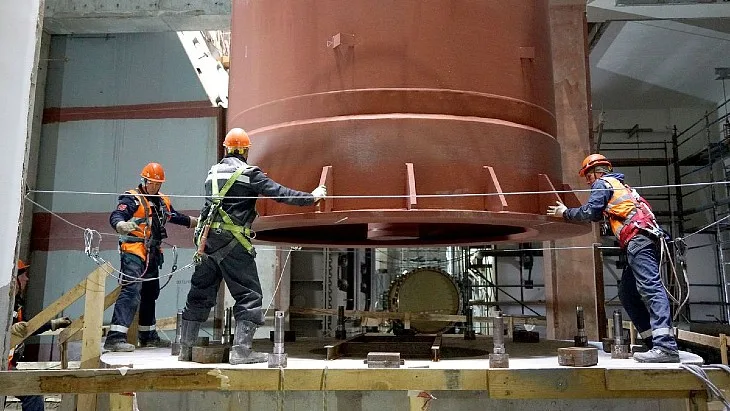 BREST-OD-300 reaktörünün türbin salonuna iki adet 95 tonluk ekipman yerleştirildi
