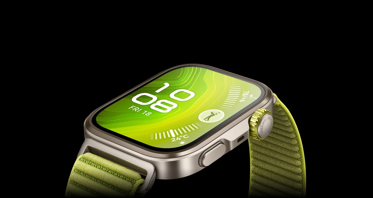 Yeşil kayışlı HUAWEI WATCH FIT 4 Pro akıllı saatin ekranı ve gövdesi
