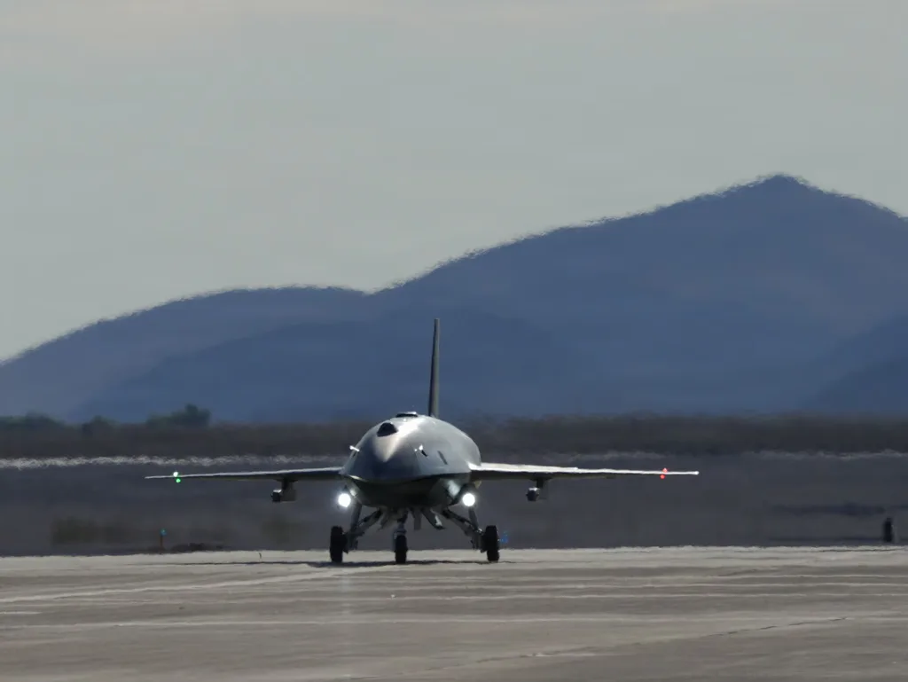 F-22 pilotu, insansız YFQ-44A’ya havada taktik komutlar verdi
