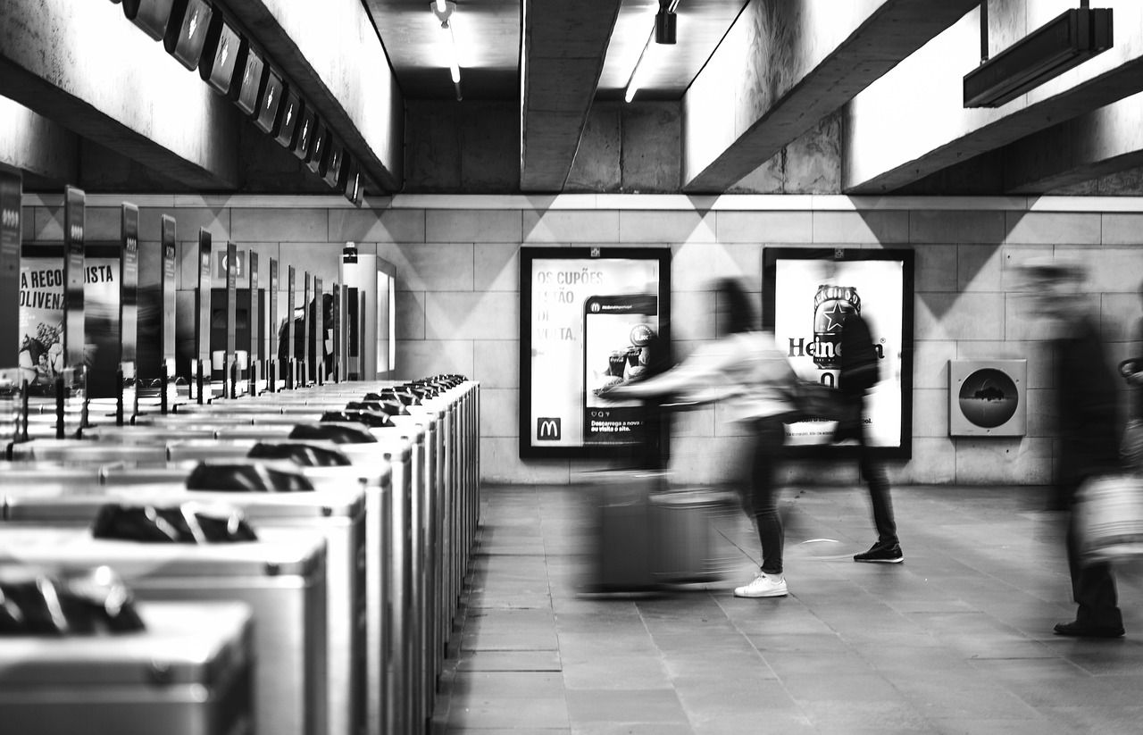 twee mensen lopen op een station