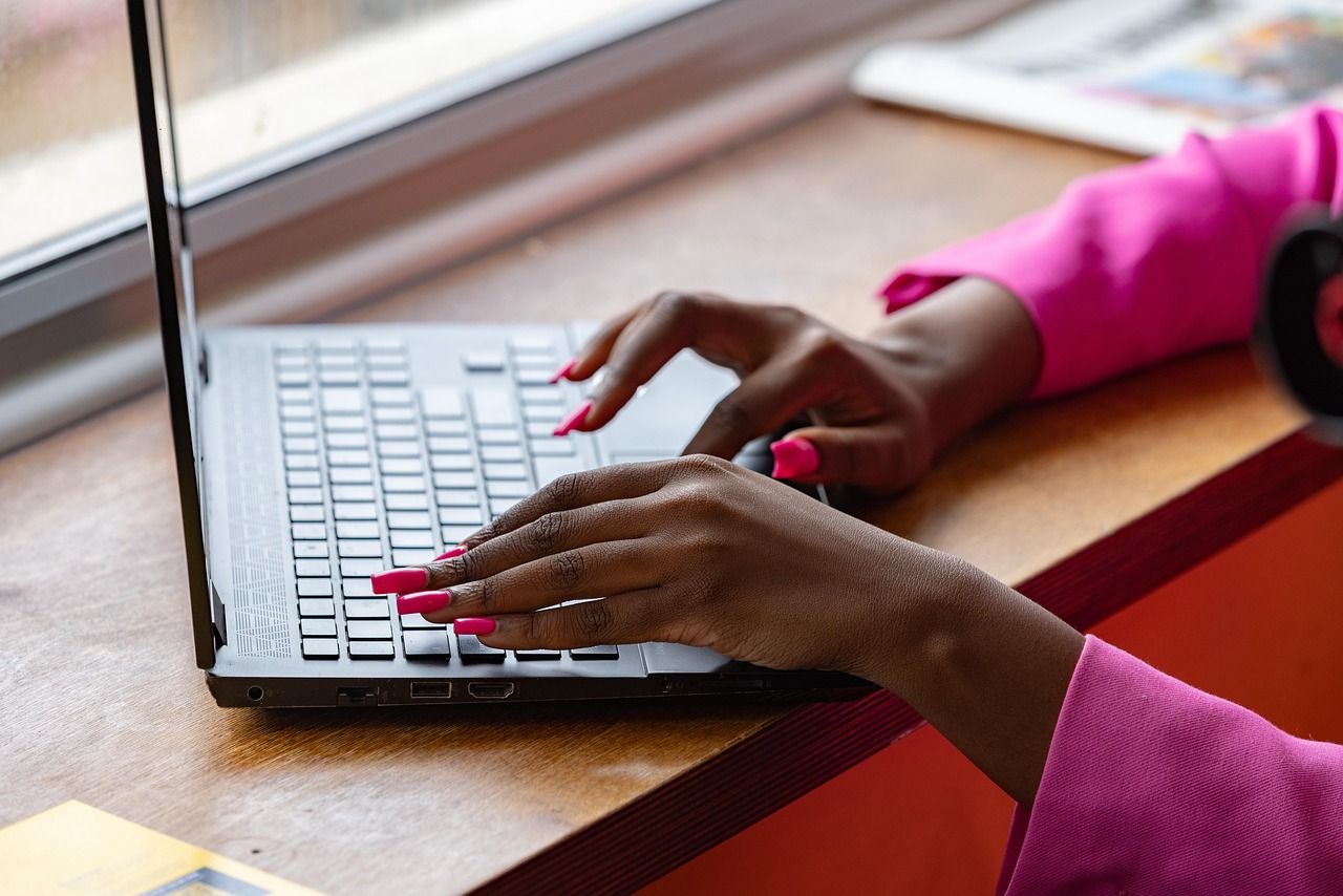 een zzp'er werkt op zijn of haar laptop